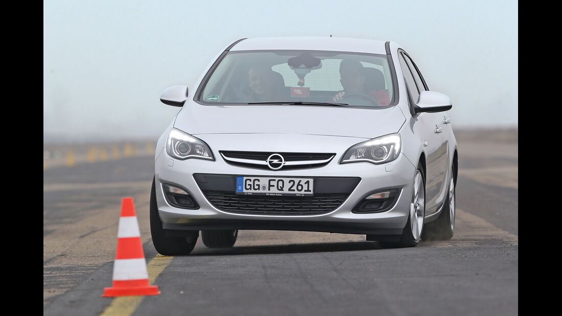 Opel Astra 1.4 Turbo Fun, Frontansicht, Slalom