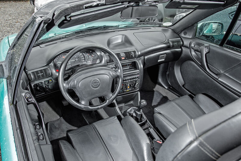 Opel Astra Cabrio 1.6i Bertone Edition, Cockpit