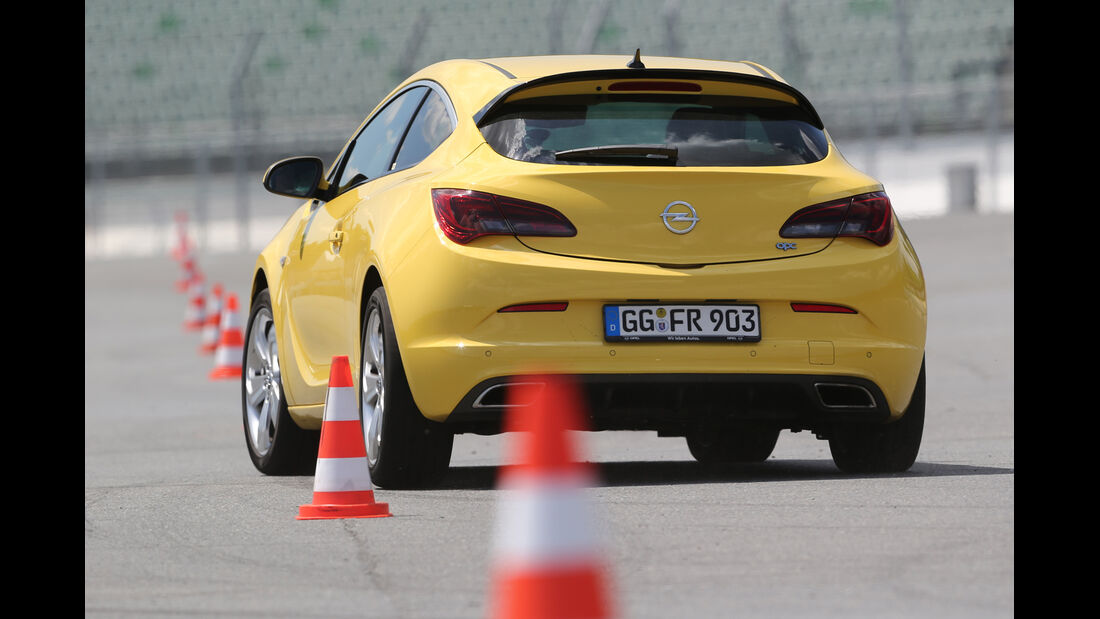 Opel Astra OPC, Heckansicht, Slalom