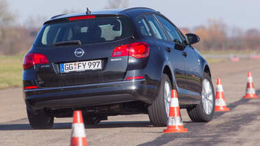 Opel Astra Sports Tourer 1.6 CDTI ecoFLEX Energy, Heckansicht, Slalom