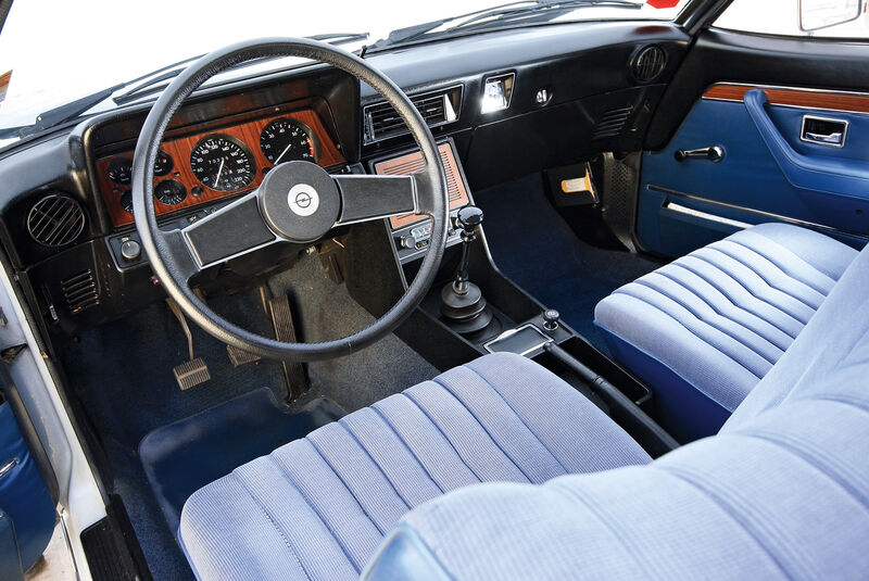 Opel Commodore, Lenkrad, Cockpit