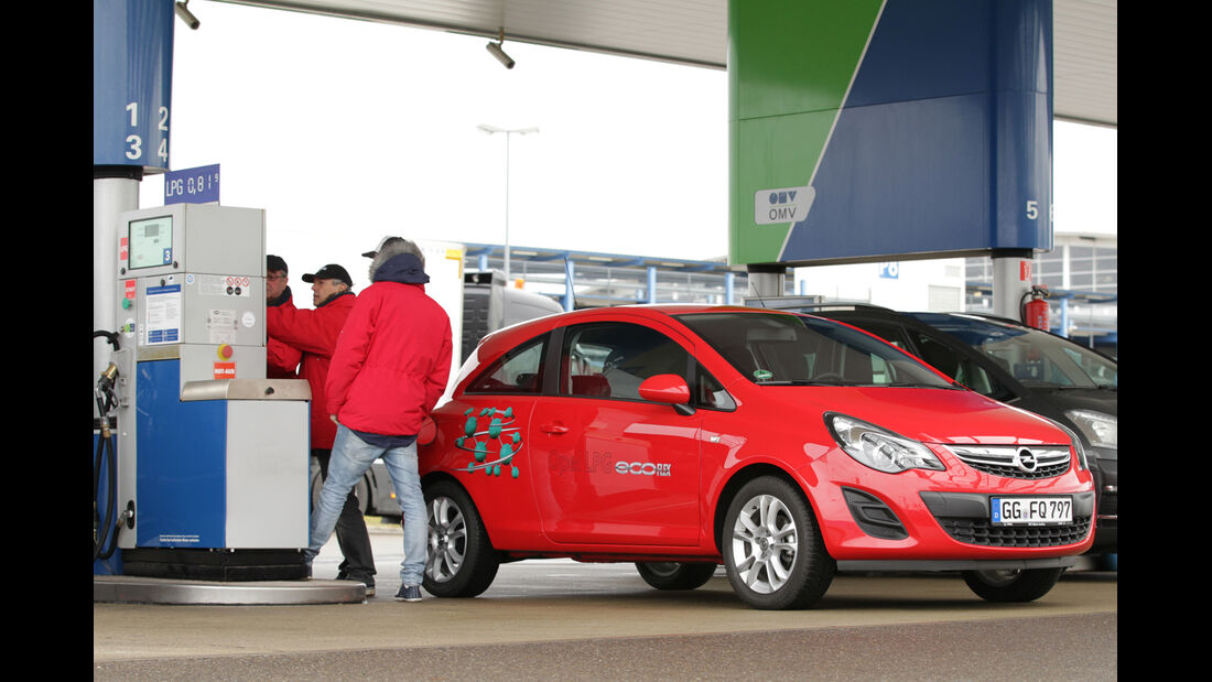 Opel Corsa 1.2 LPG, Frontansicht, Tankstelle