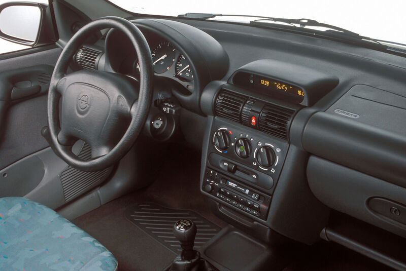 Opel Corsa B Innenraum Cockpit mit Fahrer-Airbag