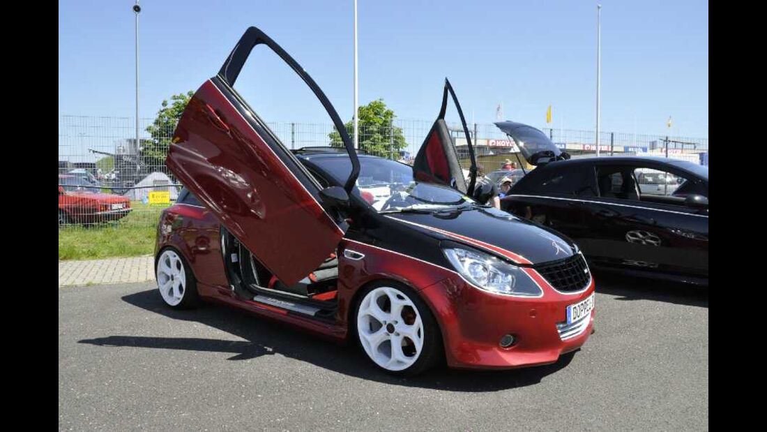 Opel Corsa D mit Flügeltüren