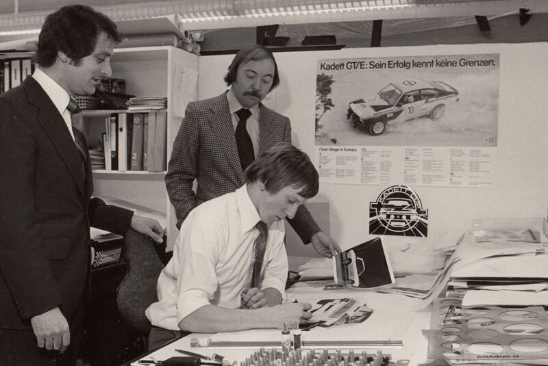 Opel-Designer George Gallion mit Kollegen im Designstudio