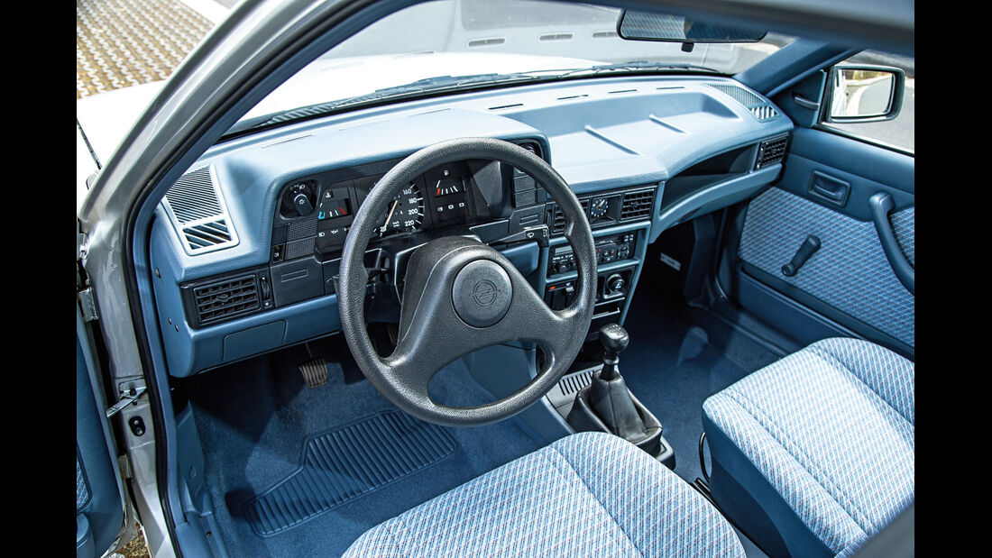 Opel Kadett 1.6i, Cockpit