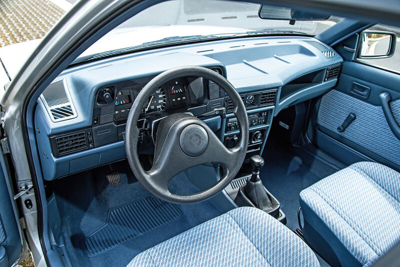 Opel Kadett 1.6i, Cockpit