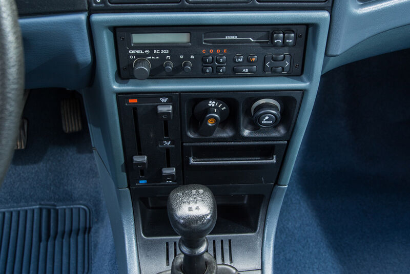Opel Kadett 1.6i, Mittelkonsole