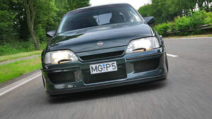 Opel Lotus Omega - Fahrtaufnahme von vorne