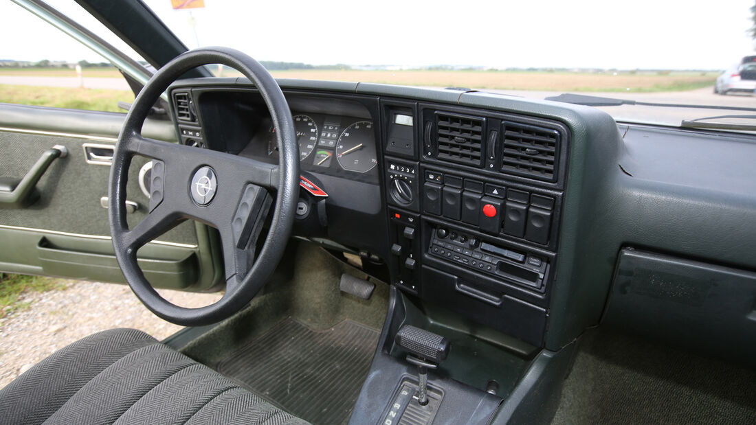 Opel Senator 2.5 E, Cockpit