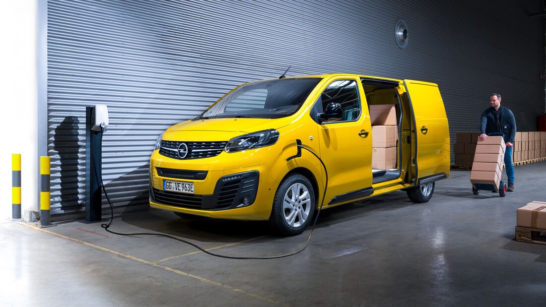 Opel Vivaroe ElektroTransporter Kastenwagen unter Strom