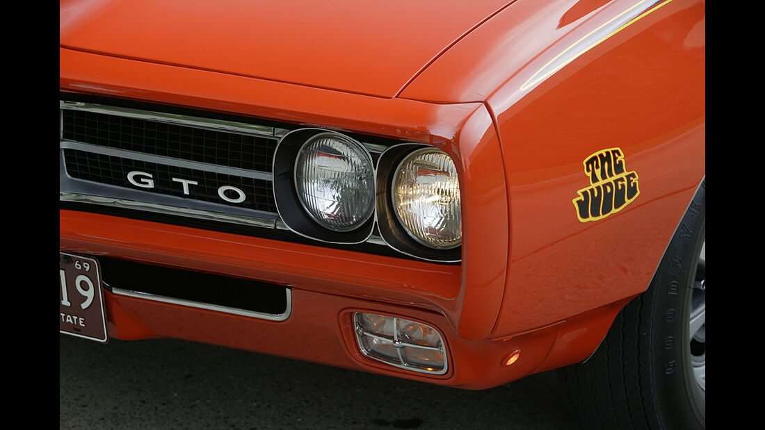 Orangener Pontiac GTO - Frontansicht mit Scheinwerfern