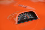 Orangener Pontiac GTO - Hutze auf der Motorhaube mit Drehzahlmesser