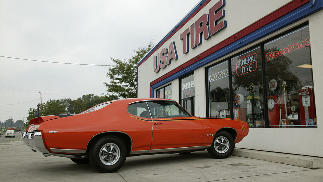 Orangener Pontiac GTO - Seitenansicht von hinten