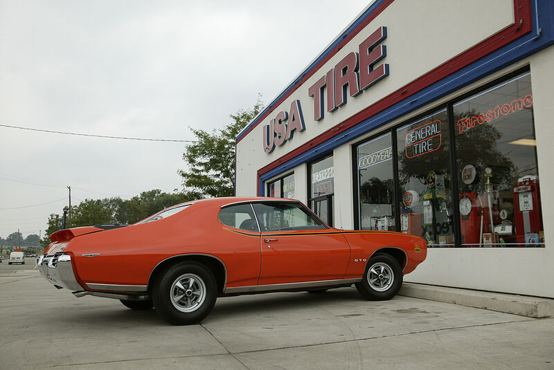 Orangener Pontiac GTO - Seitenansicht von hinten