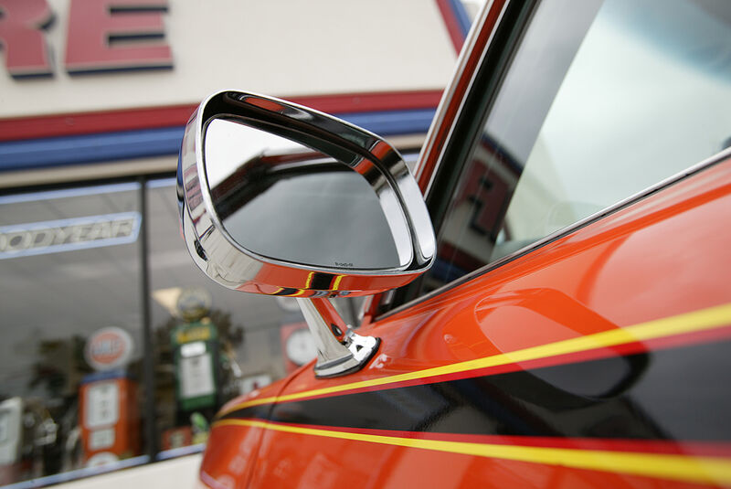 Orangener Pontiac GTO - Zierstreifen