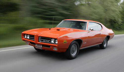 Orangener Pontiac GTO in Fahrt 