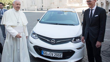 Papamobil Opel Ampera-e Papst Franziskus Karl-Thomas Neumann