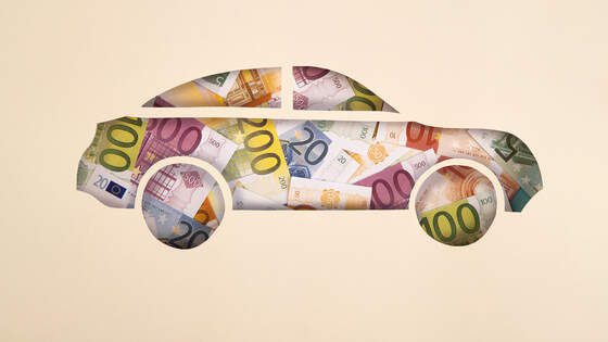 Papierauto und Euro-Scheine