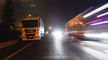 Parkender Lkw auf Autobahn