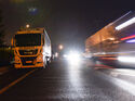 Parkender Lkw auf Autobahn