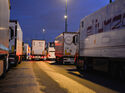 Parkender Lkw auf Autobahn