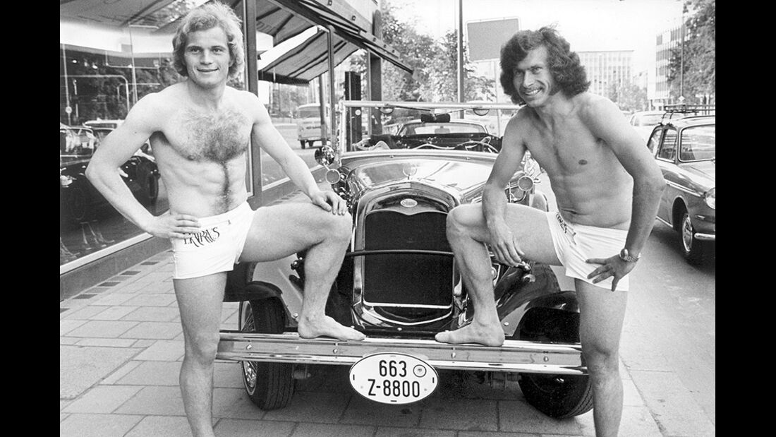 Paul Breitner und Uli Honeß in Badehosen vor Ford