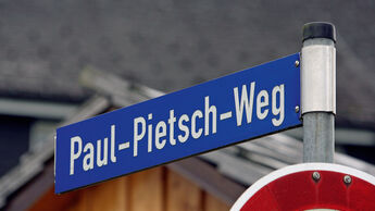 Paul-Pietsch-Weg, Straßenschild