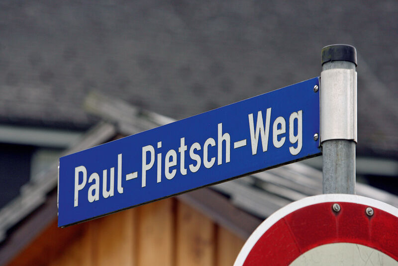 Paul-Pietsch-Weg, Straßenschild