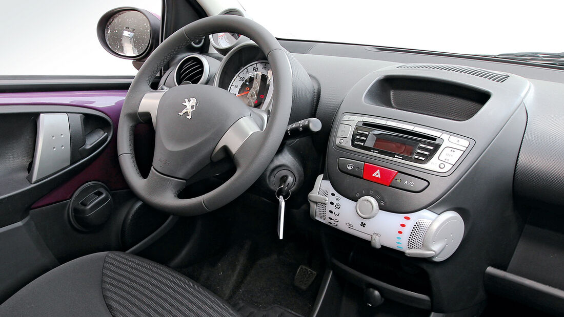 Peugeot 107 1.0 2-tronic, Cockpit, Lenkrad