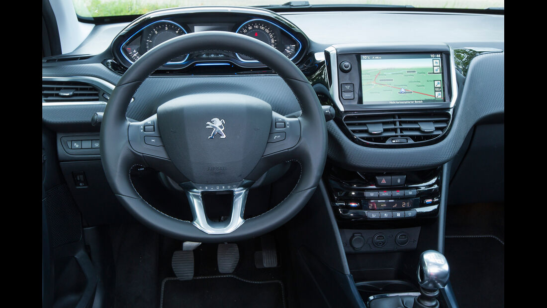 Peugeot 2008 e-HDi 115, Cockpit, Lenkrad