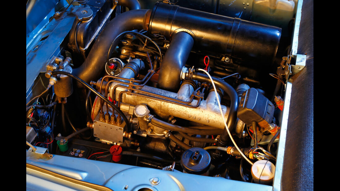 Peugeot 404, Motor