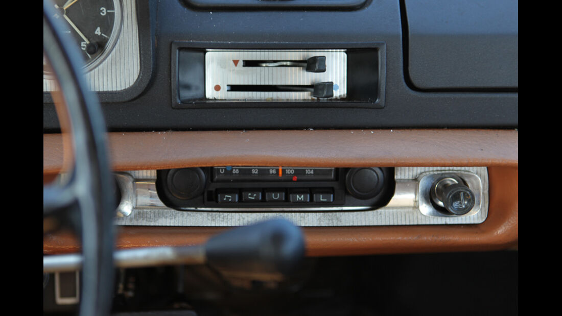 Peugeot 404, Radio