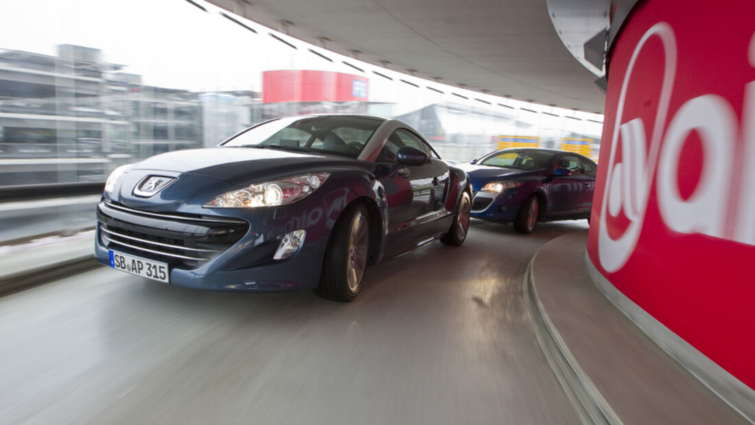 Peugeot RCZ und Renault Mégane Coupé im Parkhaus