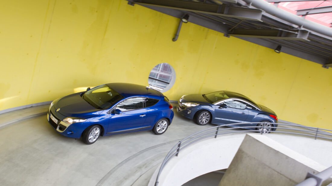 Peugeot RCZ und Renault Mégane Coupé im Parkhaus