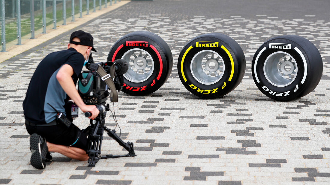 [Imagen: Pirelli-Reifen-70-Jahre-F1-GP-Silverston...712877.jpg]