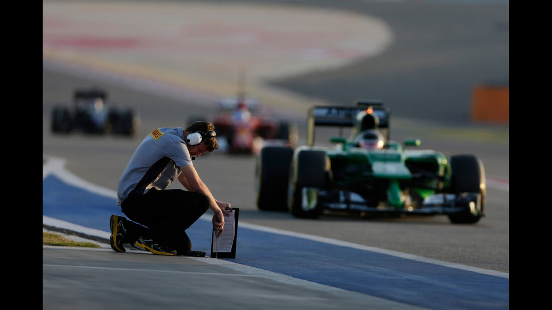 Pirelli-Techniker - Bahrain - Formel 1 Test - 2014