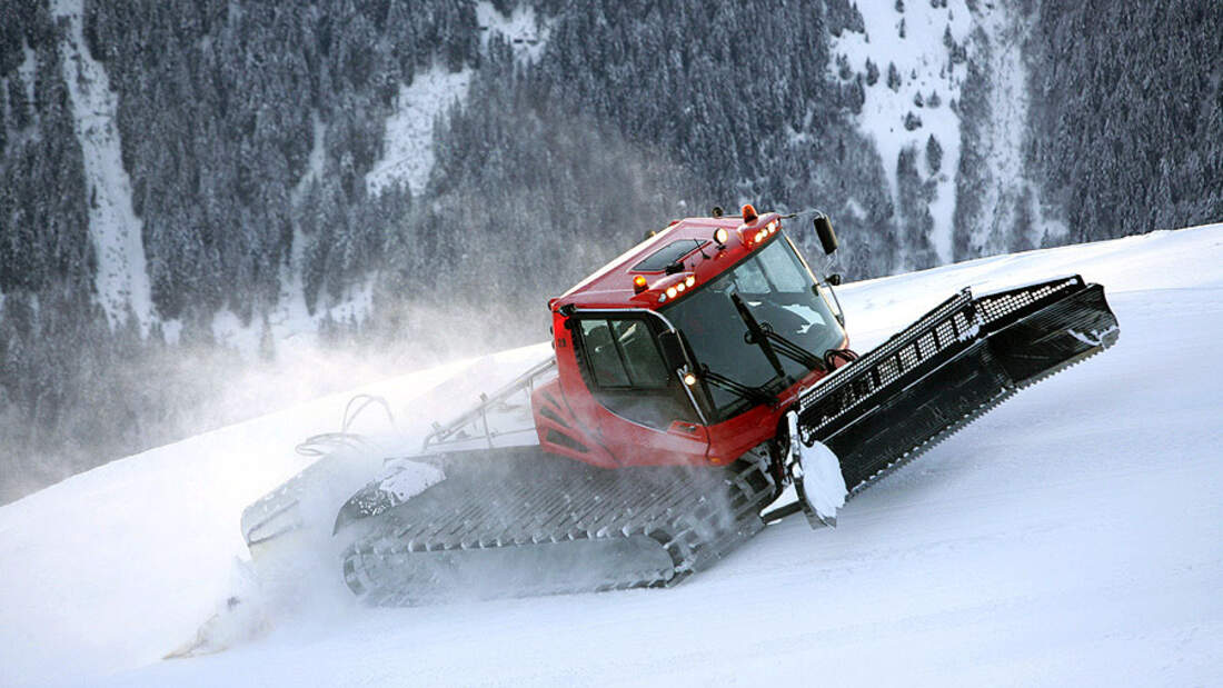 горнолыжная машина. снегоуплотнительная машина ратрак. ратрак kassbohrer pisten bully. снежный трактор ратрак. горнолыжная машина.