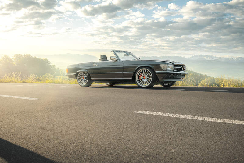 Pogea Classic Restomod Mercedes R107