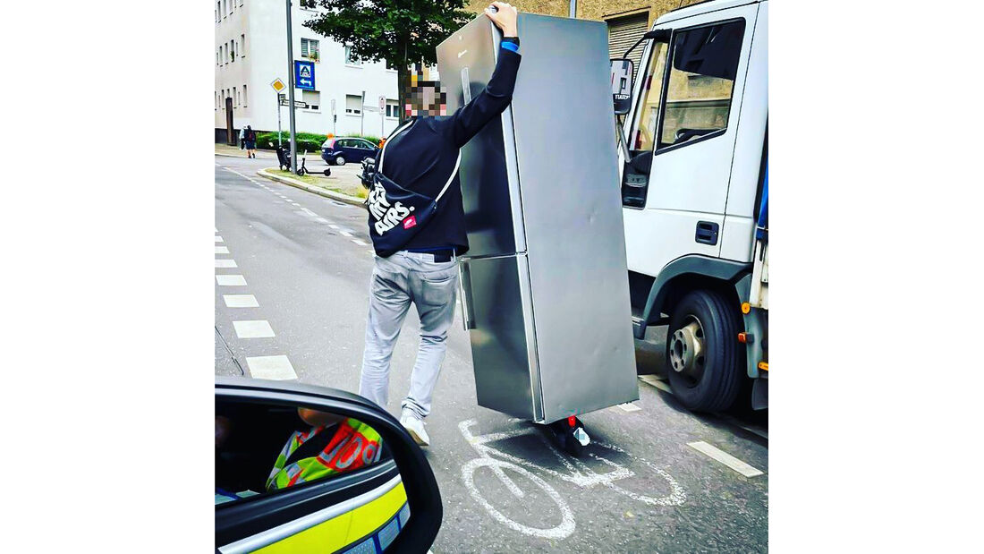 Polizei Berlin: Kühlschrank-Transport mit Elektroroller