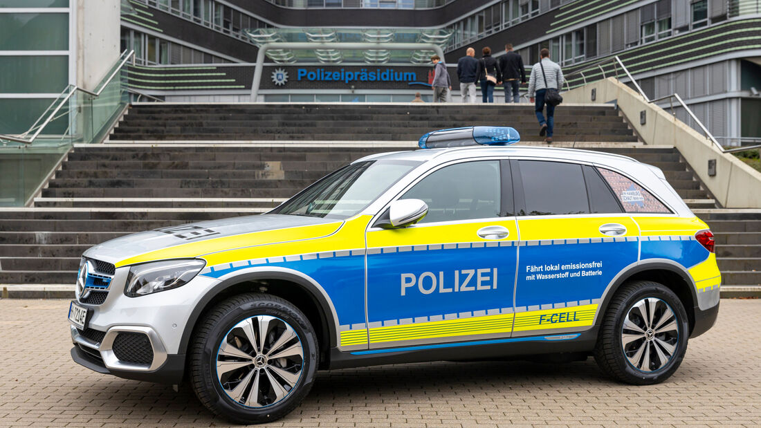Polizei Hamburg: Auf Streife mit der Brennstoffzelle von Mercedes-Benz: Polizeipräsident Ralf Martin Meyer übernimmt den weltweit ersten Funkstreifenwagen mit Brennstoffzelle- und Batterieantrieb von Mercedes-Benz.

Hamburg Police: On patrol with the fue