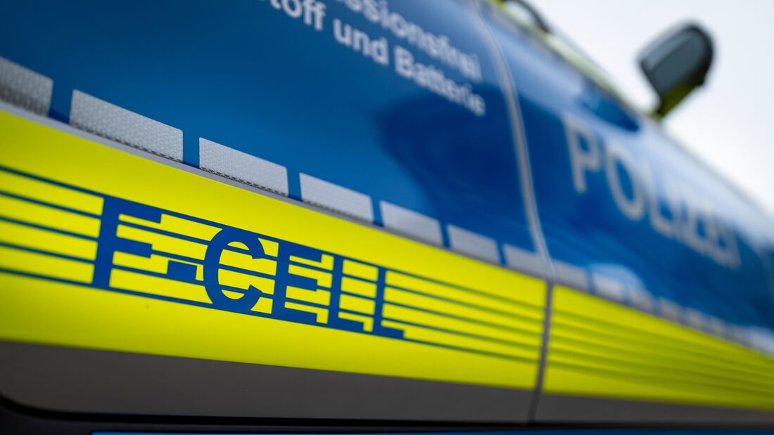 Polizei Hamburg: Auf Streife mit der Brennstoffzelle von Mercedes-Benz: Polizeipräsident Ralf Martin Meyer übernimmt den weltweit ersten Funkstreifenwagen mit Brennstoffzelle- und Batterieantrieb von Mercedes-Benz.

