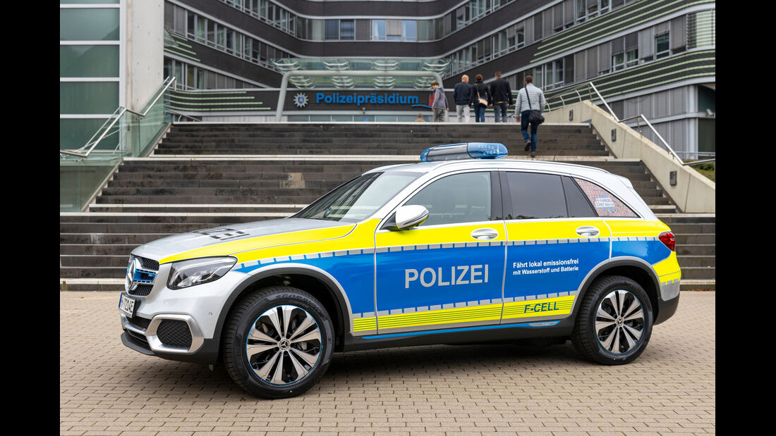Polizei Hamburg: Auf Streife mit der Brennstoffzelle von Mercedes-Benz: Polizeipräsident Ralf Martin Meyer übernimmt den weltweit ersten Funkstreifenwagen mit Brennstoffzelle- und Batterieantrieb von Mercedes-Benz.Hamburg Police: On patrol with the fue