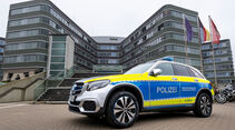 Polizei Hamburg: Auf Streife mit der Brennstoffzelle von Mercedes-Benz: Polizeipräsident Ralf Martin Meyer übernimmt den weltweit ersten Funkstreifenwagen mit Brennstoffzelle- und Batterieantrieb von Mercedes-Benz.