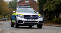 Polizei Hamburg: Auf Streife mit der Brennstoffzelle von Mercedes-Benz: Polizeipräsident Ralf Martin Meyer übernimmt den weltweit ersten Funkstreifenwagen mit Brennstoffzelle- und Batterieantrieb von Mercedes-Benz.
