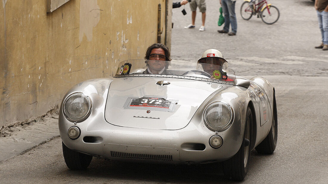 Porsche 550 Spyder bei der Mille Miglia 2009 mit Christian Geistdörfer (links) und Motor-Klassik-Redakteur Hans-Jörg Götzl.