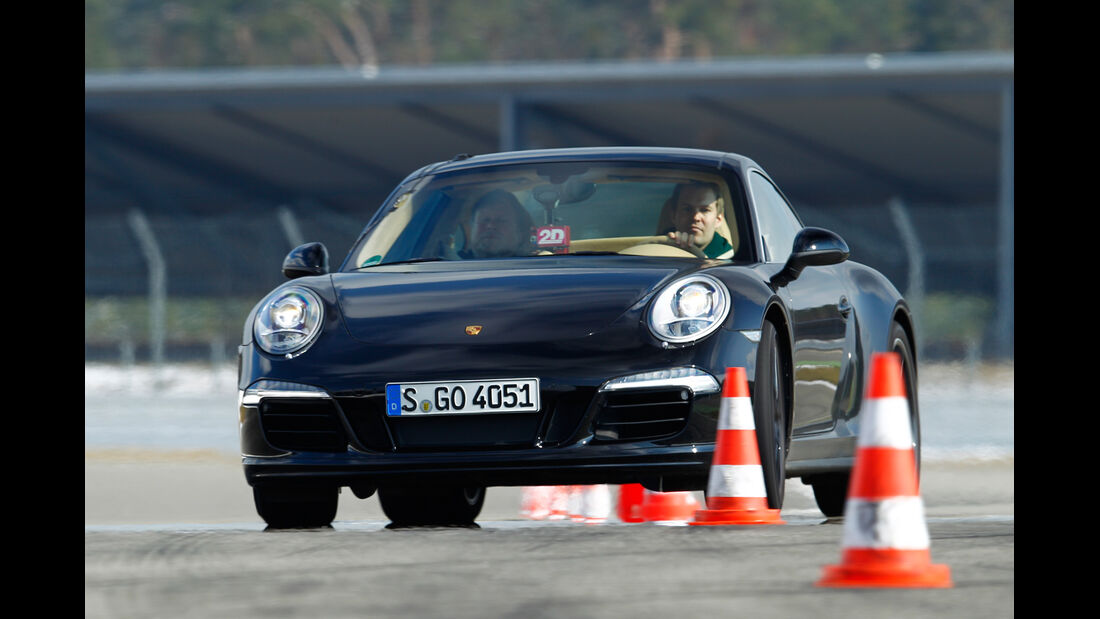Porsche 911 Carrera 4, Frontansicht, Slalom