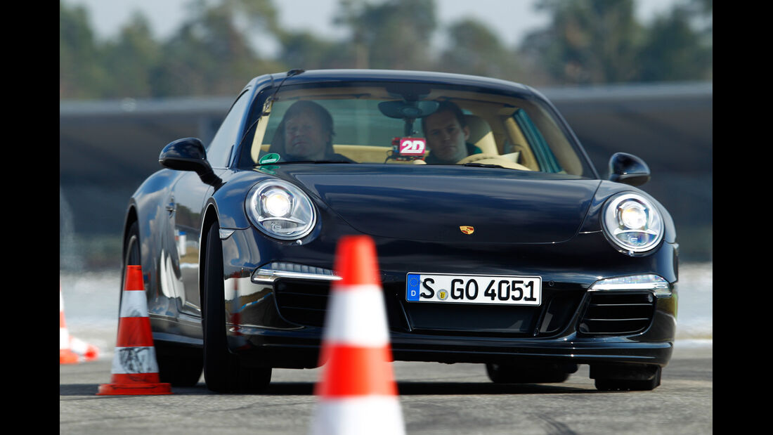 Porsche 911 Carrera 4, Frontansicht, Slalom
