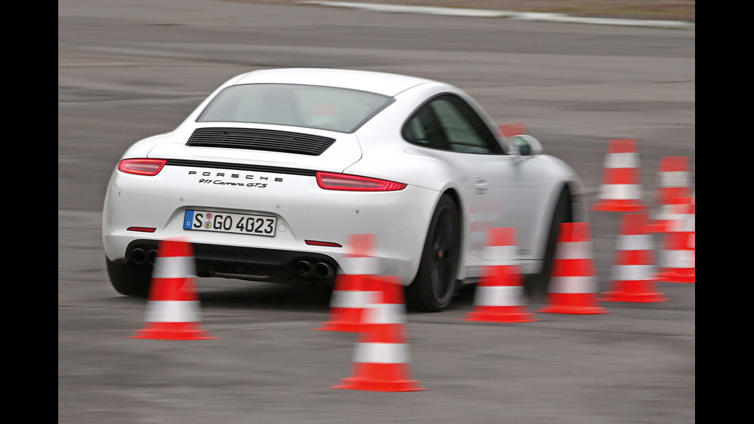 Porsche 911 Carrera GTS, Heckansicht, Slalom