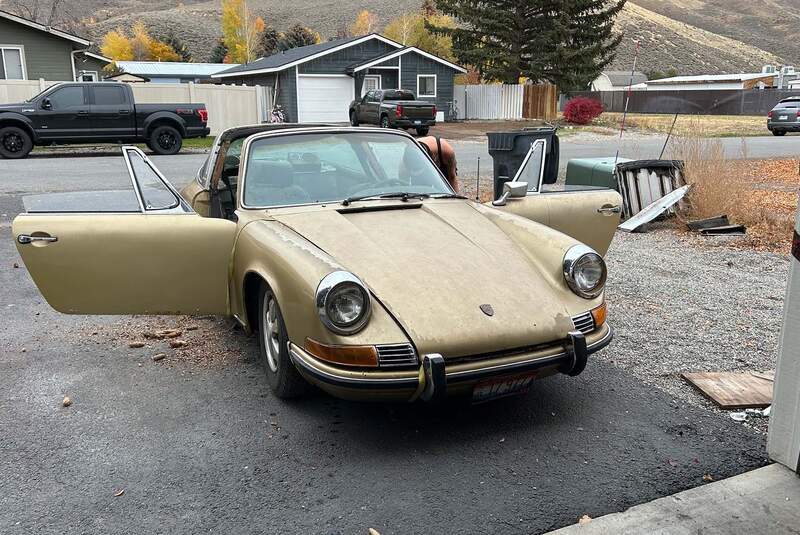 Porsche 911 E Targa unter Kiefernzapfen begraben